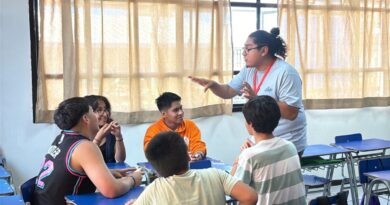 Jóvenes profesionales en una sala de clases, participando en una actividad de Enseña Chile.