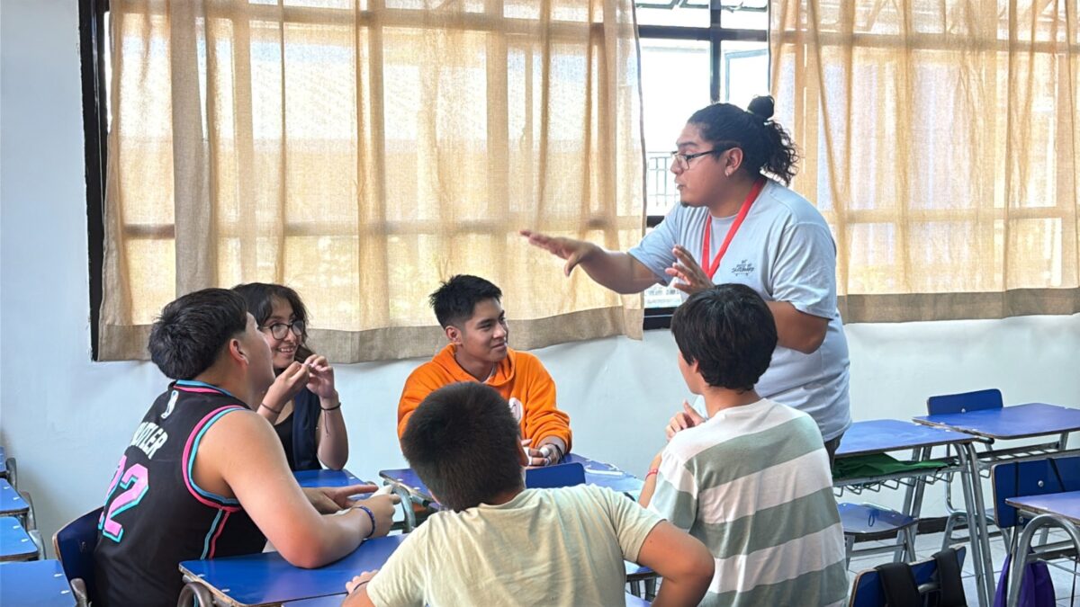 Jóvenes profesionales en una sala de clases, participando en una actividad de Enseña Chile.