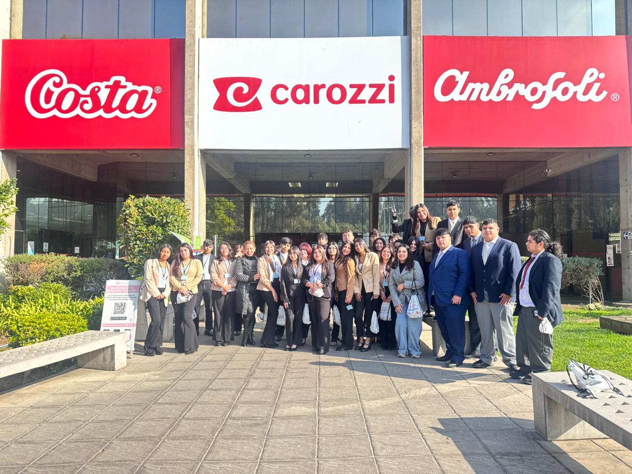 Estudiantes del Liceo Comercial de Quillota posan frente a la planta Ambrosoli de Carozzi.