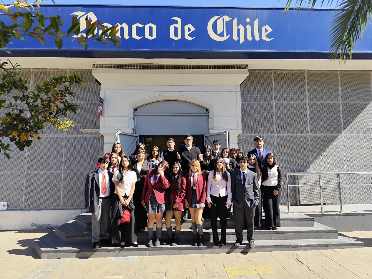 Estudiantes del Liceo Comercial de Quillota frente a la sucursal del Banco de Chile.
