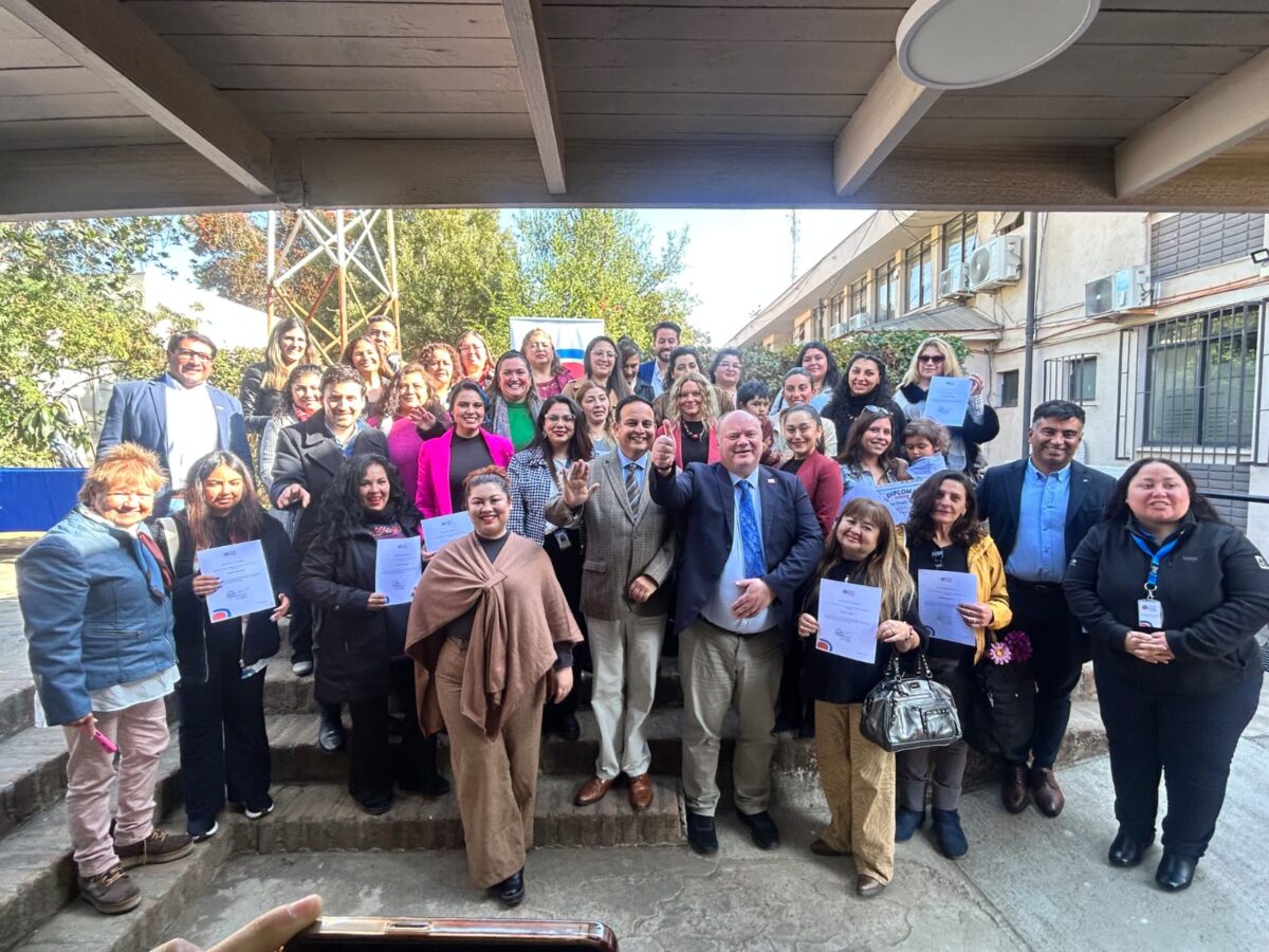 Grupo de mujeres emprendedoras de Papudo certificadas en la Academia de Mujeres Empresarias 2026, junto a autoridades municipales y de Sercotec.