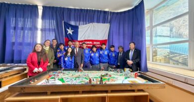 Equipo de robótica R2D2 de la Escuela Industrial Superior de Valparaíso junto a autoridades, frente a un mapa de competencia y una bandera chilena.