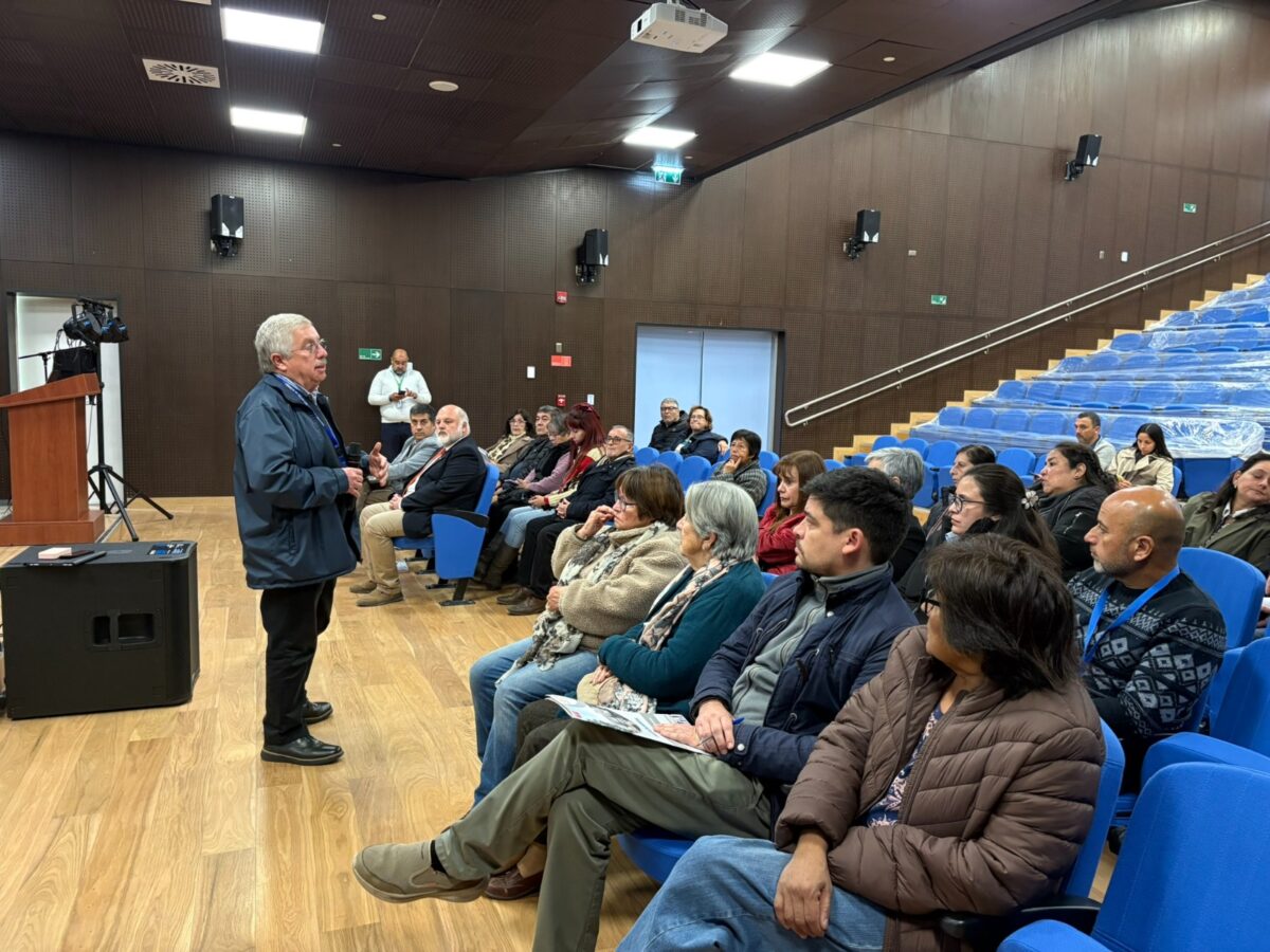 Dirigentes vecinales y autoridades en el lanzamiento de la estrategia 'Buen Vecino' del Hospital Provincial Marga Marga.