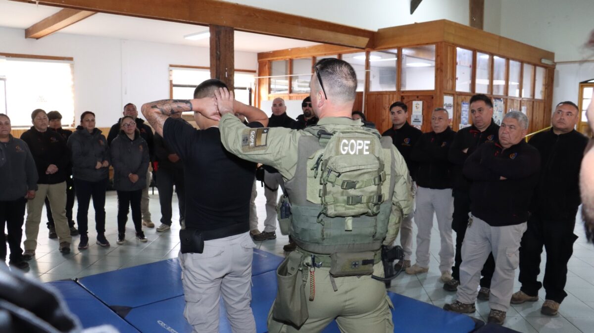 Personal de Carabineros GOPE instruye a inspectores municipales en técnicas operativas.