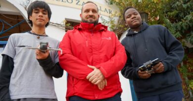 Estudiantes Borja Vega y Samy Deronvil junto al profesor Andrés Dadah del Liceo Bicentenario de Zapallar con sus drones.