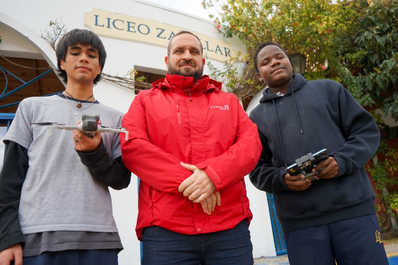 Estudiantes Borja Vega y Samy Deronvil junto al profesor Andrés Dadah del Liceo Bicentenario de Zapallar con sus drones.