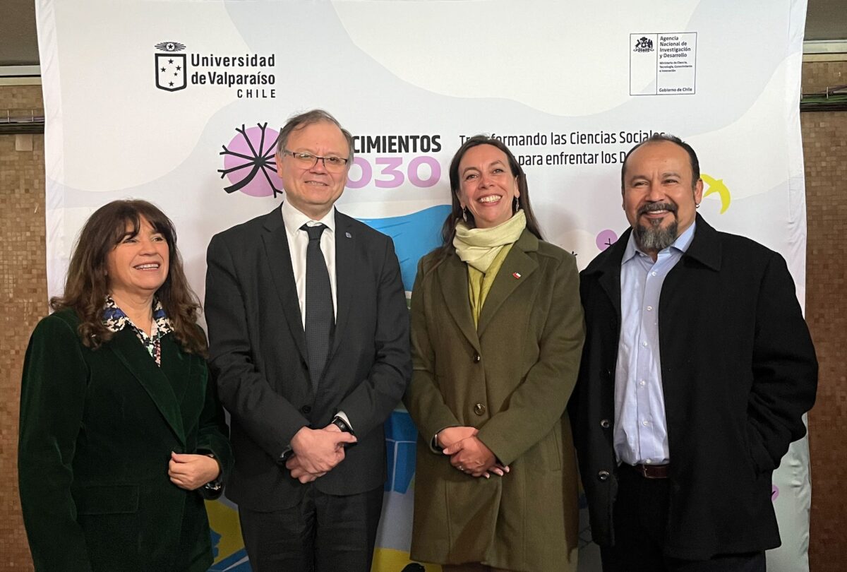 Panel de expositores durante el conversatorio 'Innovación e interdisciplina: horizontes para los desafíos del Siglo XXI'.