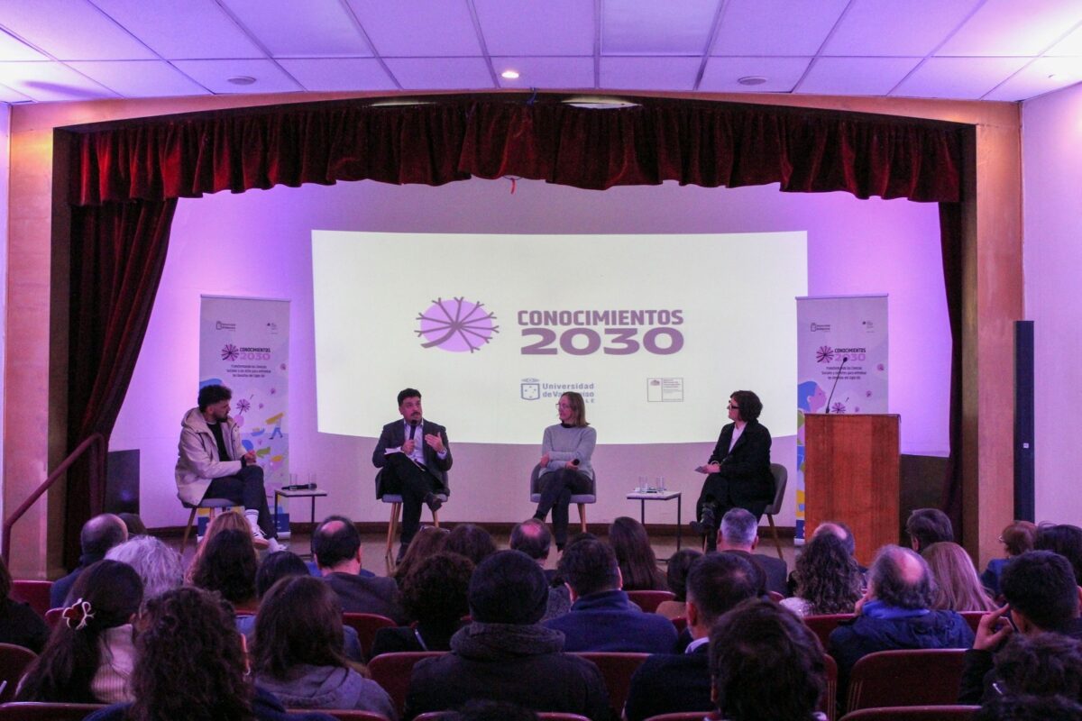 Autoridades universitarias y regionales en el lanzamiento de Conocimientos 2030.