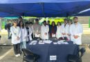 Estudiantes y profesionales en una feria informativa sobre prevención del tabaquismo y vapeo.