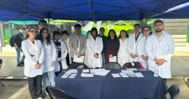 Estudiantes y profesionales en una feria informativa sobre prevención del tabaquismo y vapeo.
