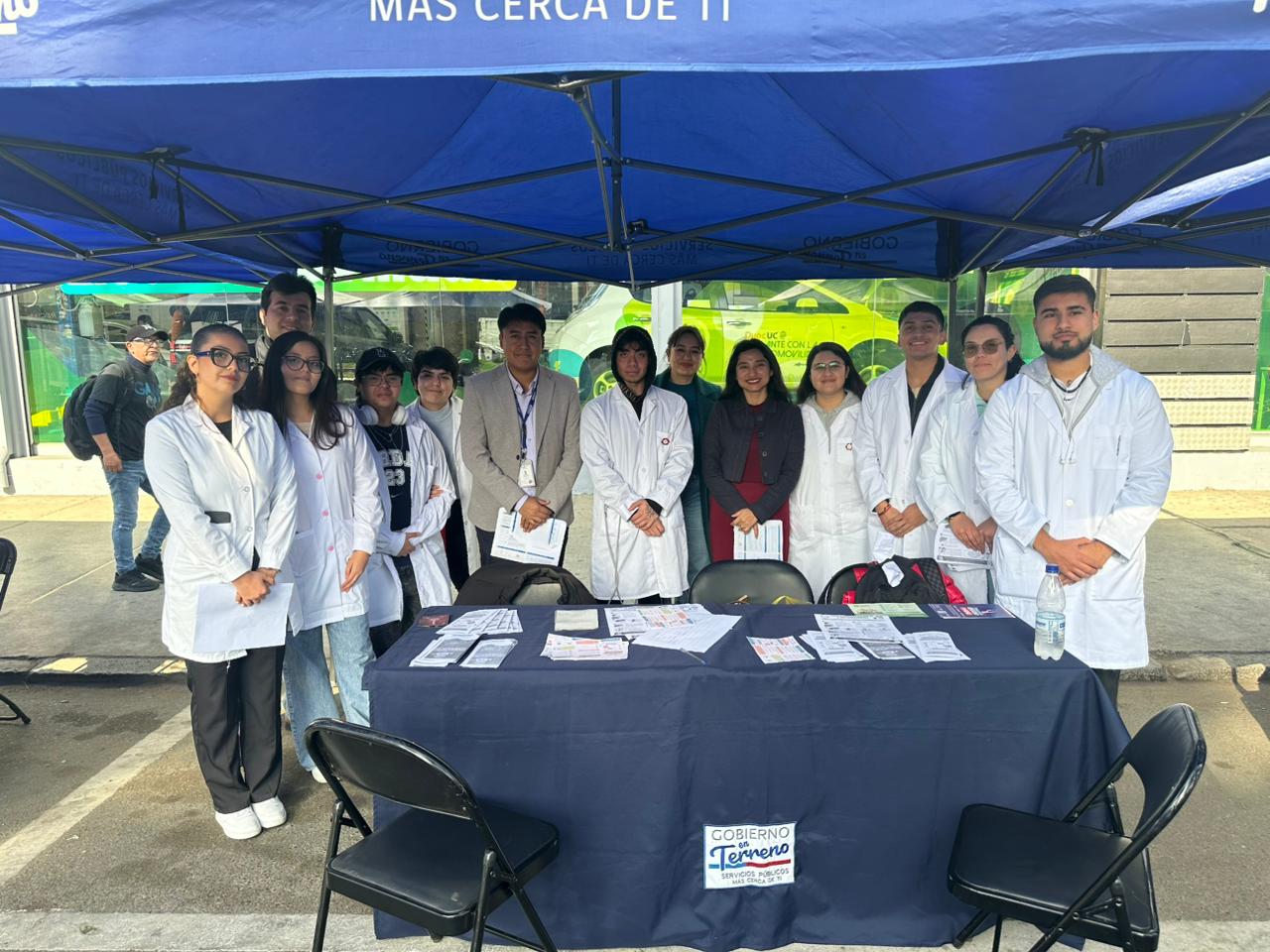 Estudiantes y profesionales en una feria informativa sobre prevención del tabaquismo y vapeo.