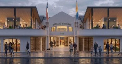 Render del proyecto de remodelación del Mercado Municipal de Viña del Mar con personas en la entrada.