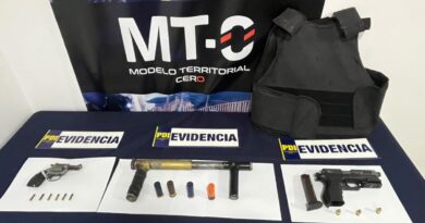 Armas y chaleco antibalas incautados por la PDI en Quillota.