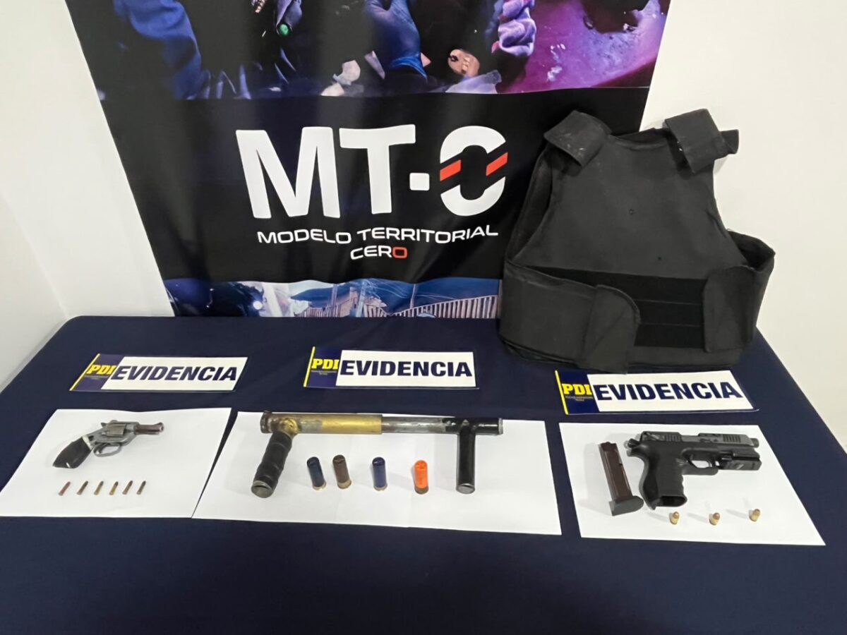 Armas y chaleco antibalas incautados por la PDI en Quillota.