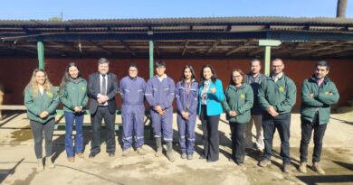 Autoridades y estudiantes en el Liceo Agrícola Obispo Rafael Lira de La Cruz