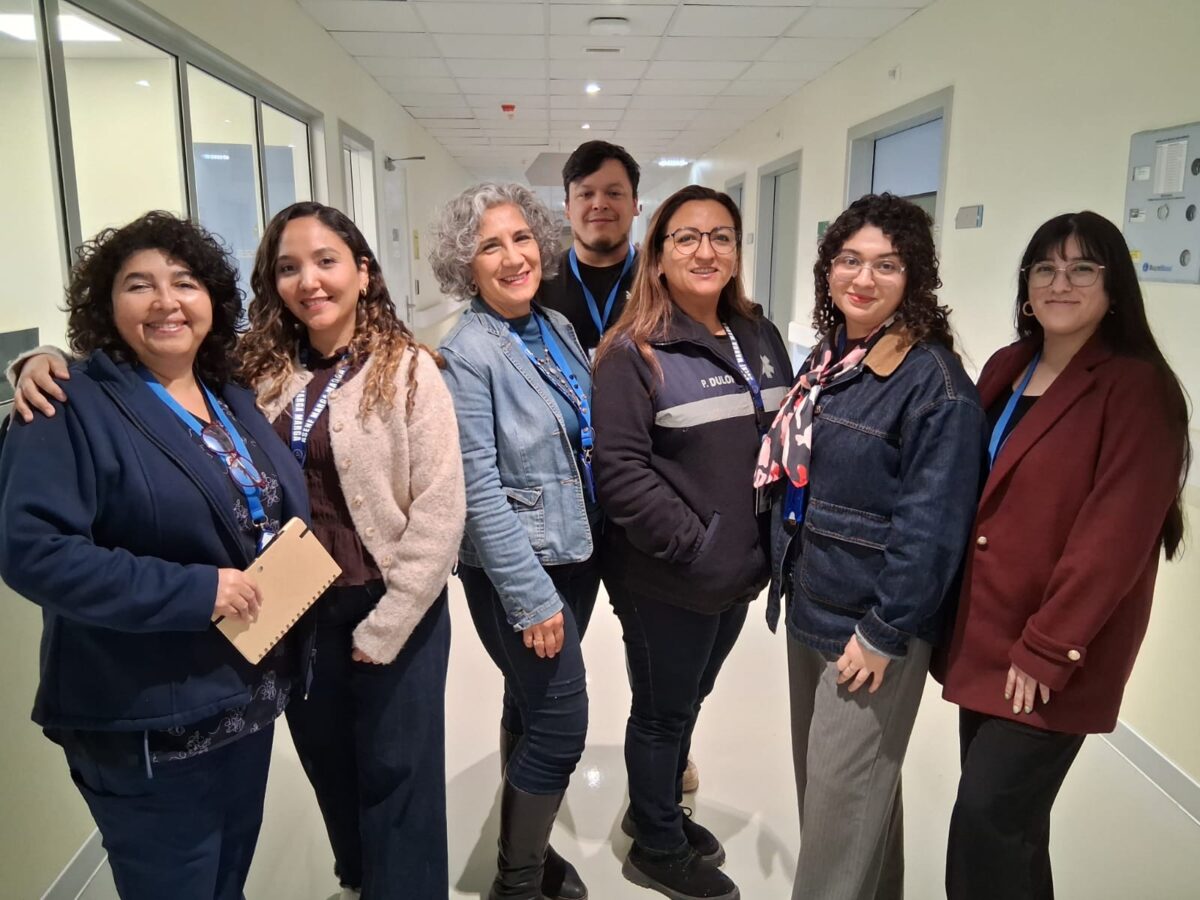 Grupo de funcionarios posando en un pasillo del nuevo Hospital Provincial Marga Marga.