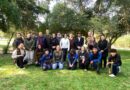 Grupo de autoridades y estudiantes posando en el Jardín Botánico de Viña del Mar.