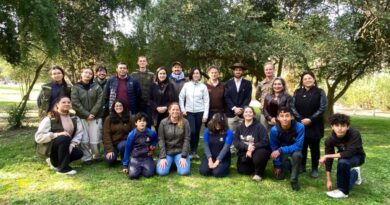Grupo de autoridades y estudiantes posando en el Jardín Botánico de Viña del Mar.