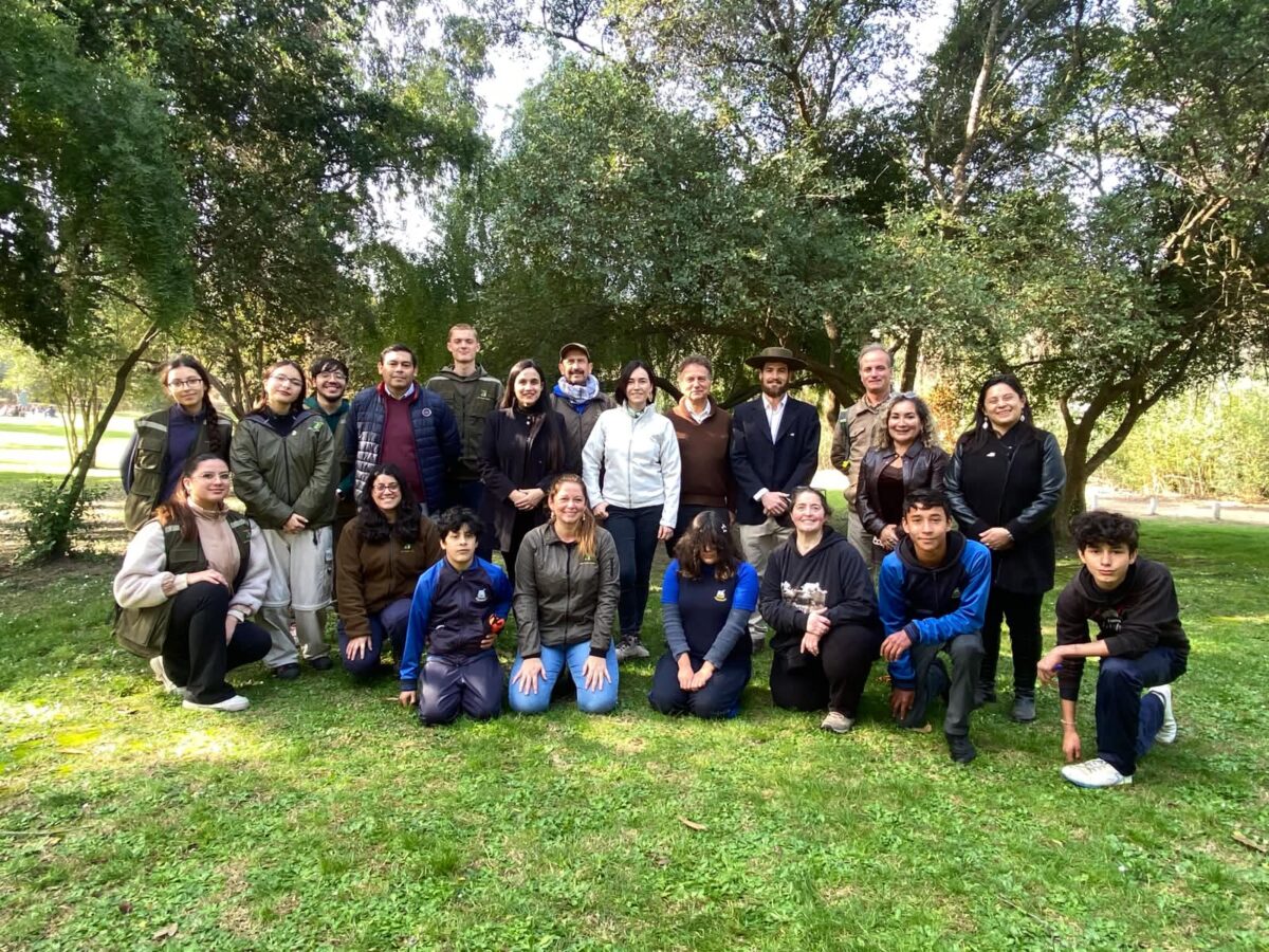 Grupo de autoridades y estudiantes posando en el Jardín Botánico de Viña del Mar.