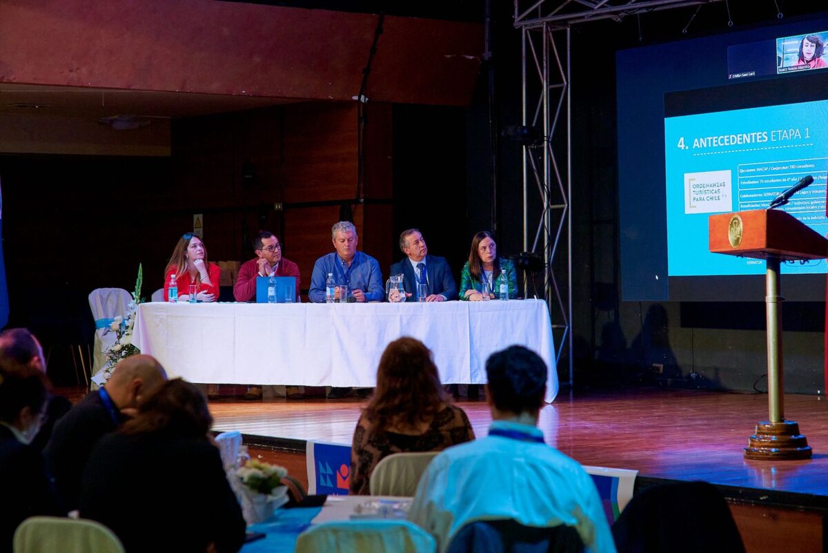 Mesa de expositores en el Simposio de Legislación Turística, con representantes de municipios y actores del desarrollo turístico.