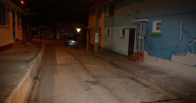 Calle oscura en Cerro Los Placeres, Valparaíso, lugar del homicidio.