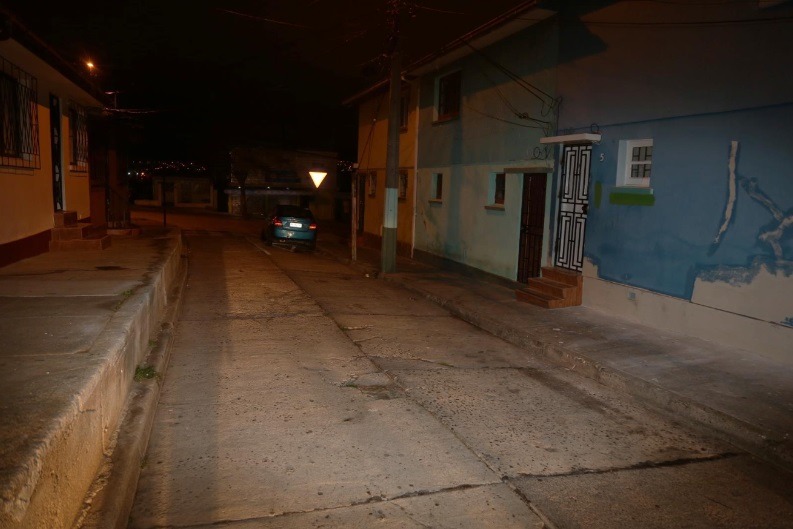 Calle oscura en Cerro Los Placeres, Valparaíso, lugar del homicidio.