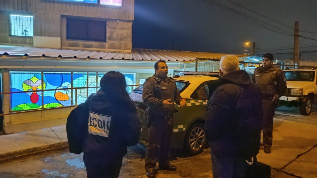 Oficiales de policía y personal del ECOH investigando en el lugar de los hechos.