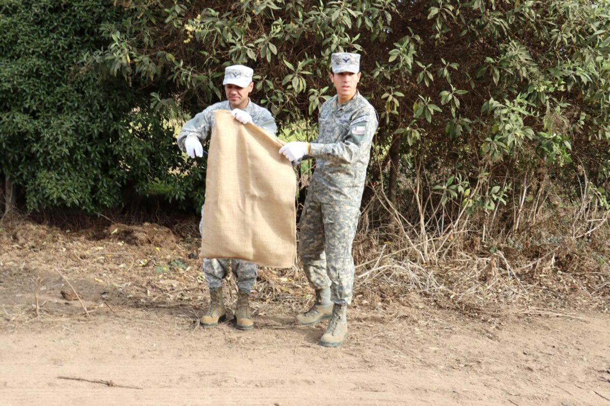 Personal militar colaborando en la recolección de residuos en el Humedal Los Juanes.