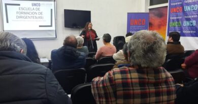 Participantes en la escuela de formación para dirigentes vecinales de UNCO Valparaíso.