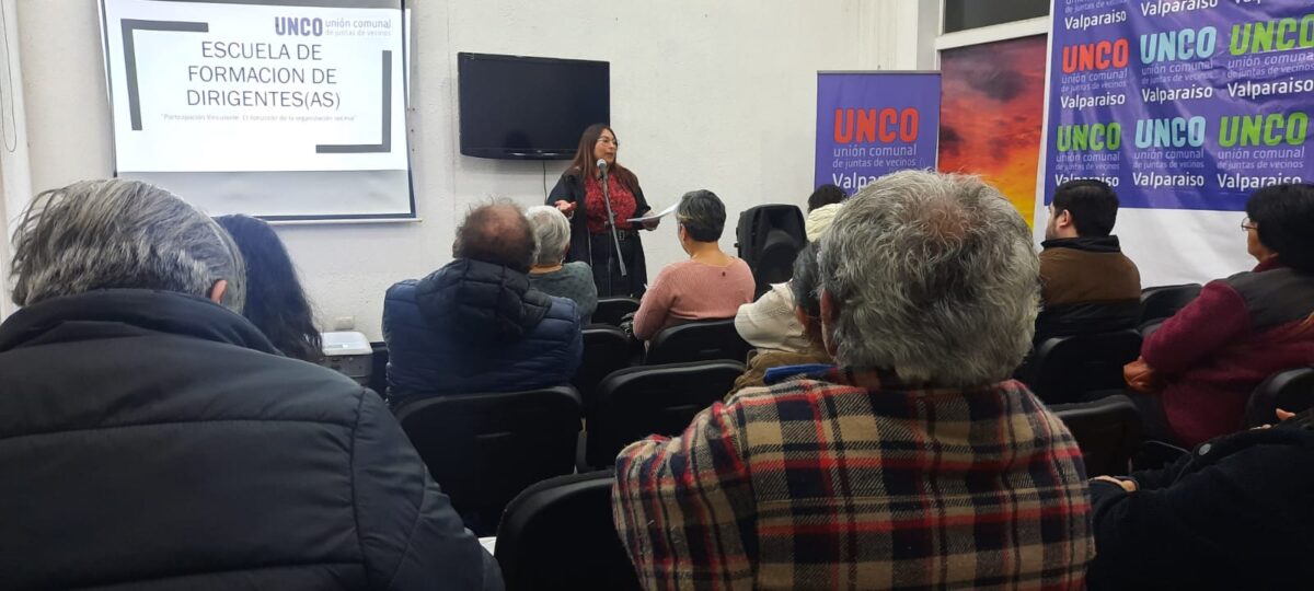 Participantes en la escuela de formación para dirigentes vecinales de UNCO Valparaíso.