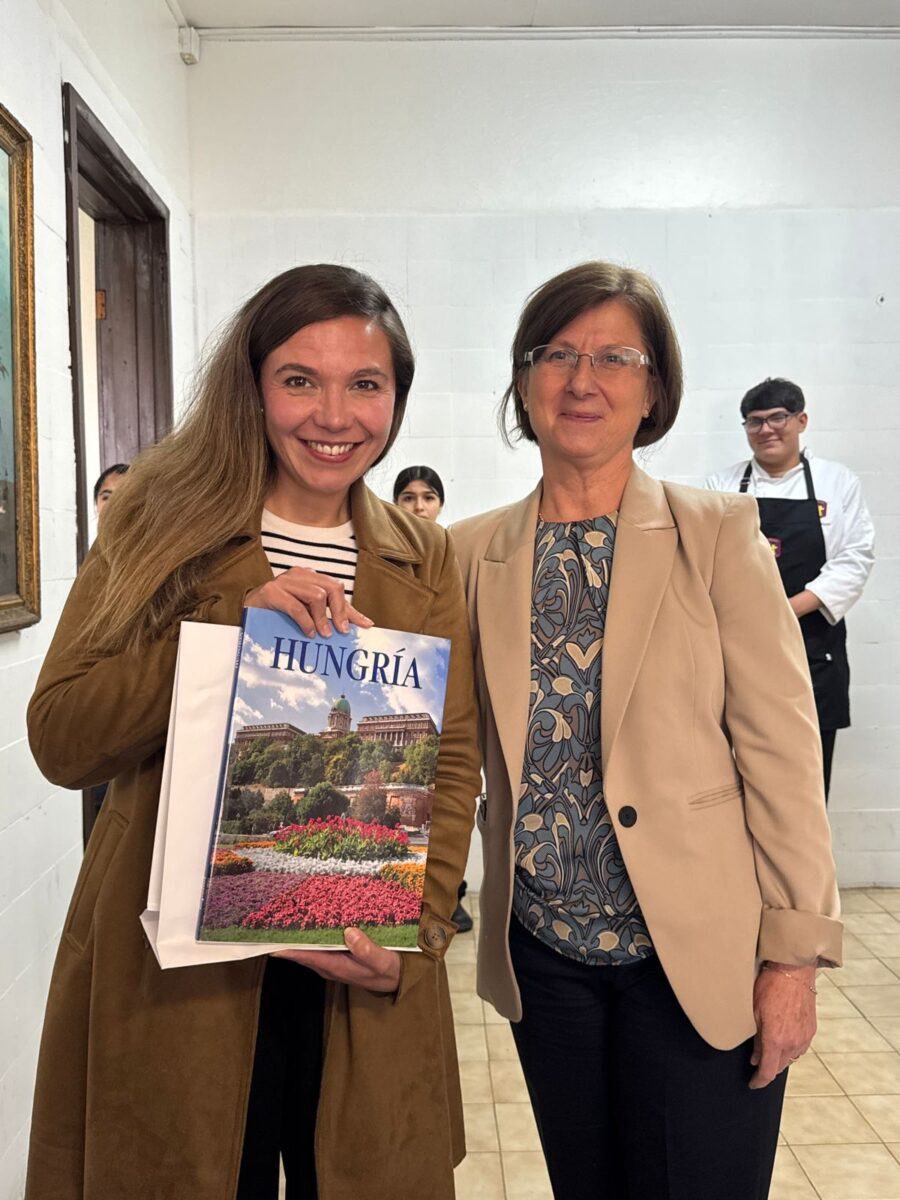 La Embajadora de Hungría, Edit Bucsi-Szabó, y una docente o directiva del Liceo Gastronómico de Quilpué.
