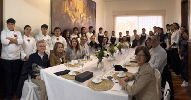 Estudiantes del Liceo Gastronómico de Quilpué junto a la Embajadora de Hungría y el Cónsul Honorario en una simulación pedagógica.