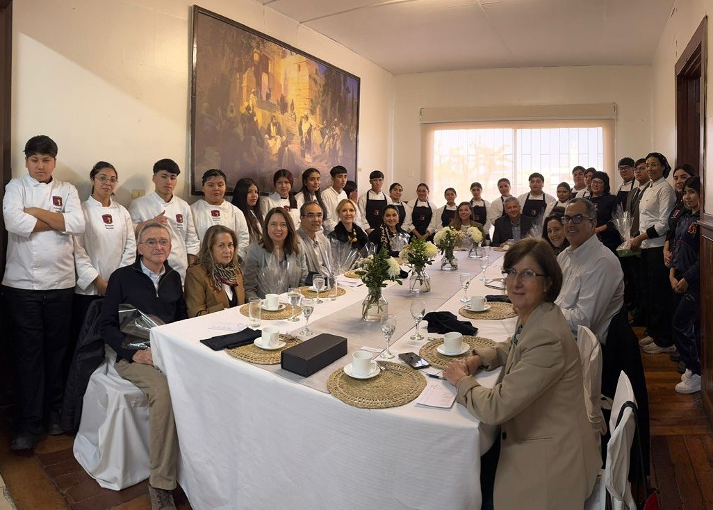 Estudiantes del Liceo Gastronómico de Quilpué junto a la Embajadora de Hungría y el Cónsul Honorario en una simulación pedagógica.