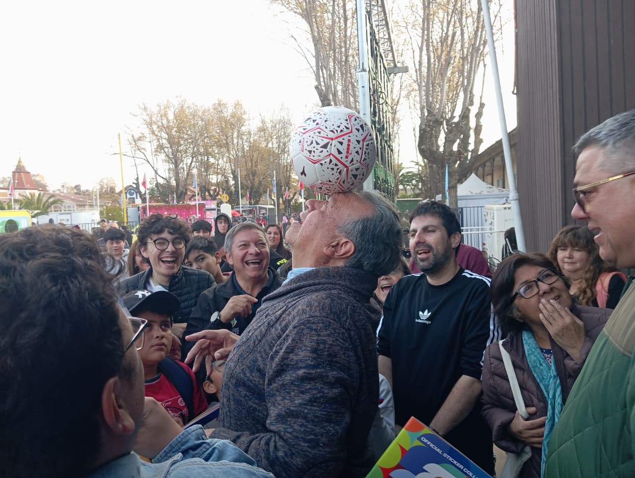 Elías Figueroa haciendo trucos con un balón de fútbol durante el Panini Fest en Villa Alemana.