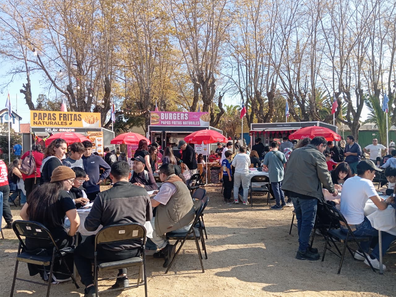 Vista general del Panini Fest en Villa Alemana con food trucks y público disfrutando del evento.