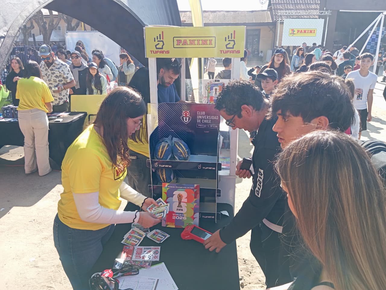 Personas comprando y vendiendo láminas del álbum Panini del Mundial 2026.