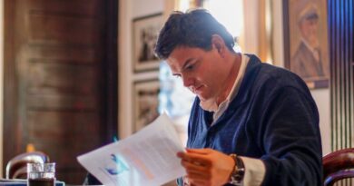 Alcalde de Zapallar, Gustavo Alessandri, revisando documentos.
