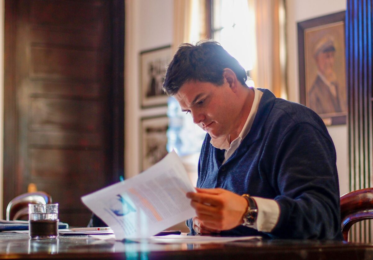Alcalde de Zapallar, Gustavo Alessandri, revisando documentos.