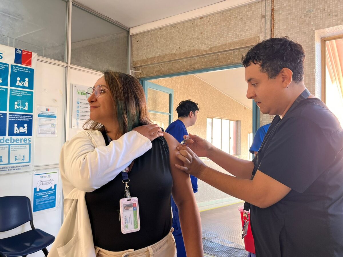 Profesional de la salud siendo vacunado en el brazo.