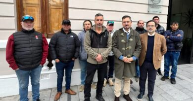 Dirigentes de pescadores y abogado Tomás de Rementería afuera de la Contraloría Regional de Valparaíso.