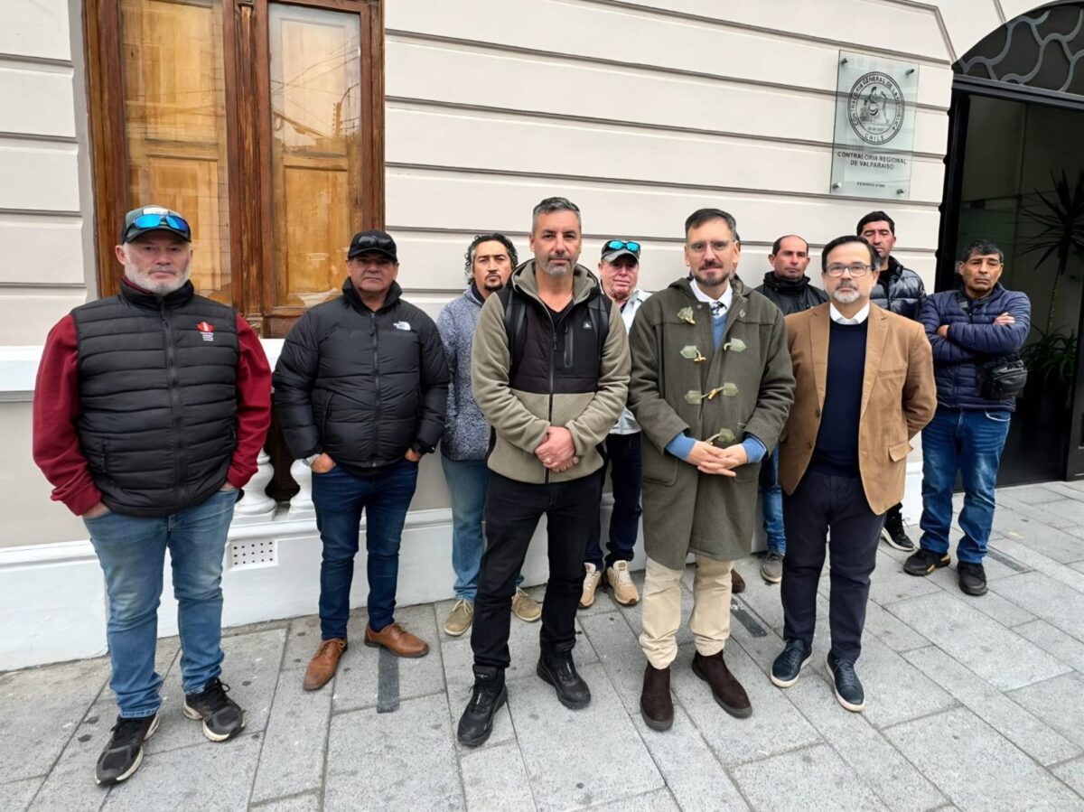 Dirigentes de pescadores y abogado Tomás de Rementería afuera de la Contraloría Regional de Valparaíso.