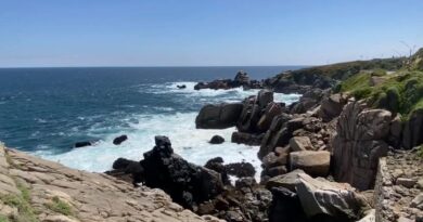 Vista panorámica de la costa rocosa y el océano en la Región de Valparaíso.
