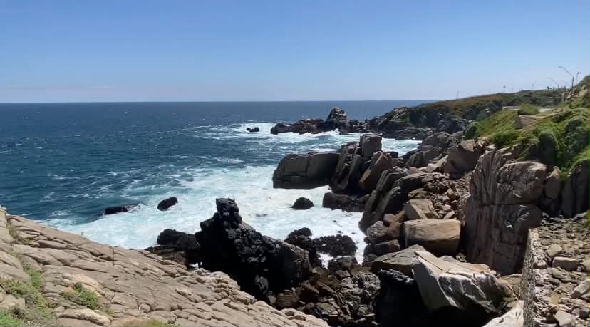 Vista panorámica de la costa rocosa y el océano en la Región de Valparaíso.