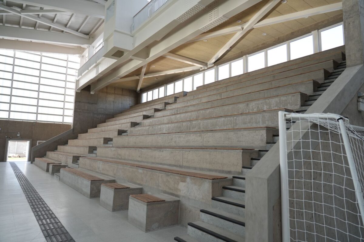 Graderías del Polideportivo de Limache, destacando la infraestructura moderna del recinto.