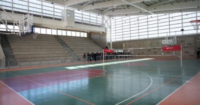 Vista general de la multicancha y las graderías del nuevo Polideportivo de Limache.