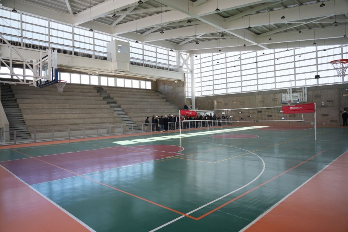 Vista general de la multicancha y las graderías del nuevo Polideportivo de Limache.