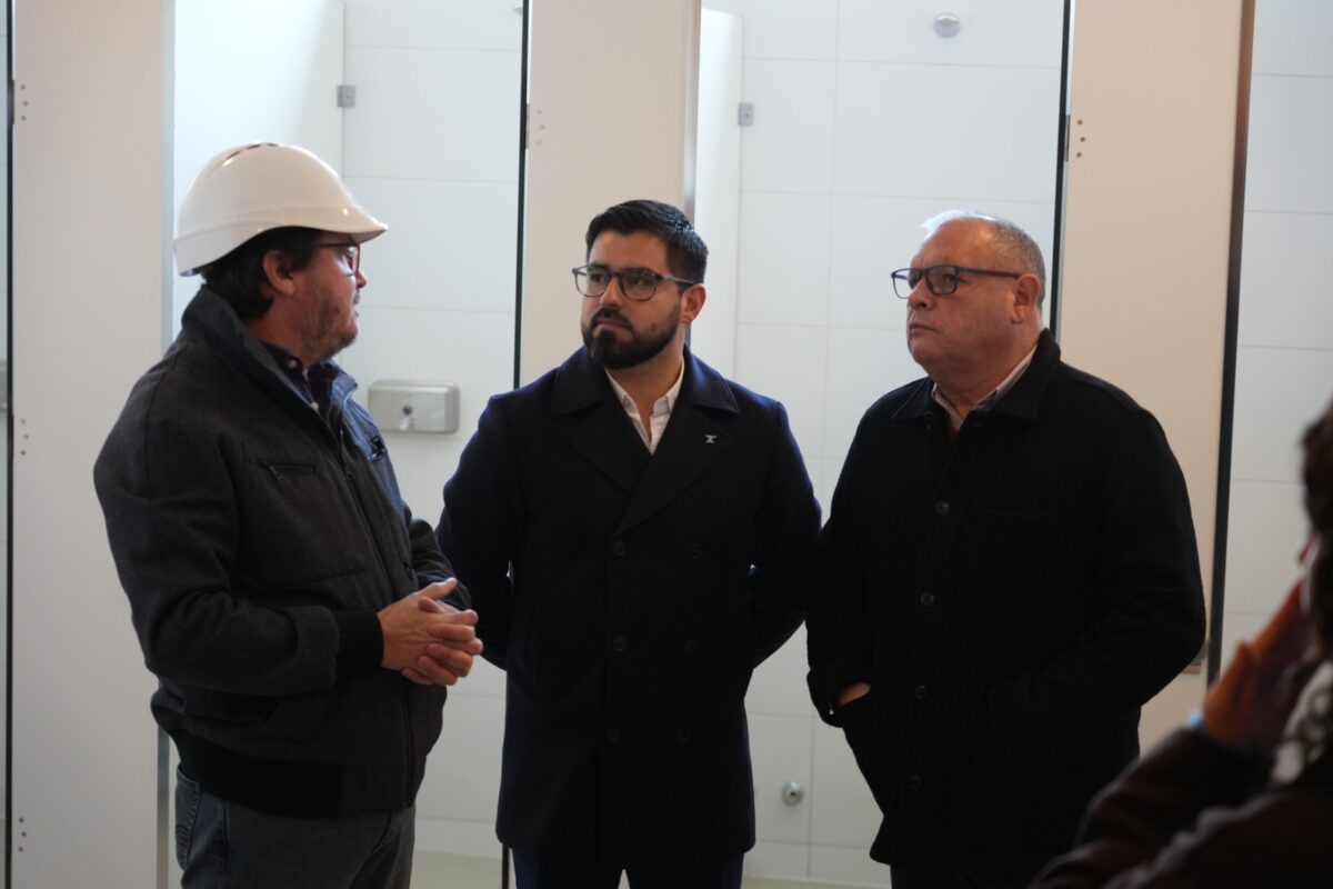 Gobernador Regional Rodrigo Mundaca junto al alcalde Luciano Valenzuela y otro funcionario durante la visita inspectiva al Polideportivo de Limache.