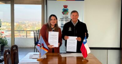 Alcalde de Villa Alemana y Seremi de Bienes Nacionales firman convenio.