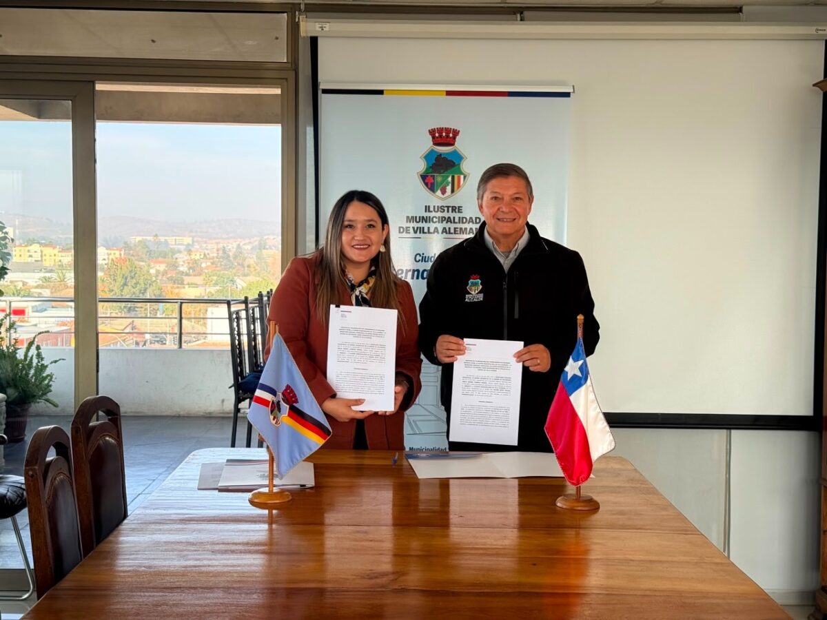 Alcalde de Villa Alemana y Seremi de Bienes Nacionales firman convenio.