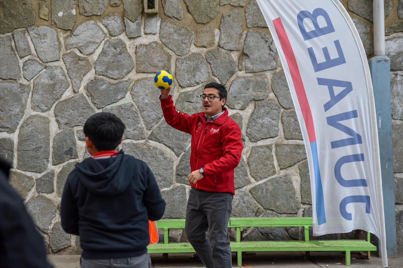 Fernando Peña, director nacional de Junaeb, interactuando con un estudiante durante una actividad recreativa del programa ESPA.